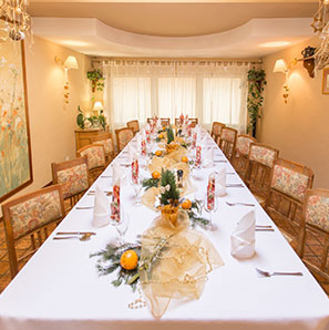 Stół w restauracji Gościńca Pod Brzozami przygotowany na imprezę okolicznościową