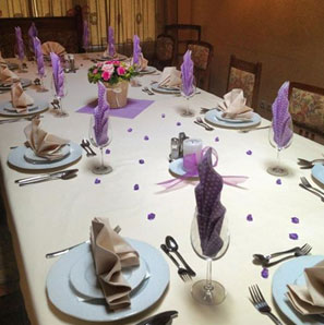 Stół w restauracji Gościńca Pod Brzozami przygotowany na imprezę okolicznościową